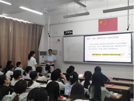 做好家校沟通 助力家校共育丨裴鸿卫为大学生讲思政课